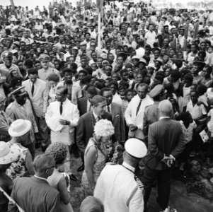 Prinselijk paar in Suriname, bevolking te Albina toont grote belangstelling tijd, Bestanddeelnr 919-3483