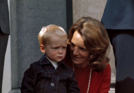Prinses Irene met prins Carlos tijdens het defilé bij Paleis Soestdijk op Koning, Bestanddeelnr 254-9209