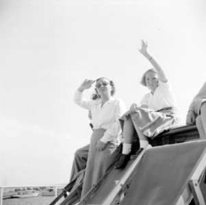 Prinses Juliana en prinses Beatrix zwaaien naar voorbijvarende schepen, Bestanddeelnr 255-7619