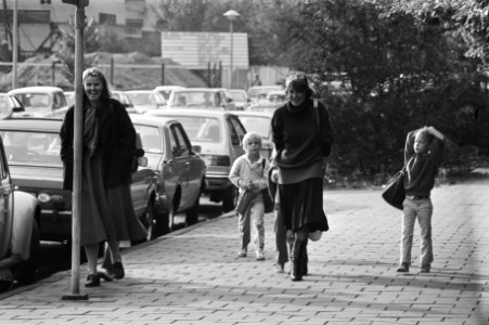 Prinses Irene haalt kinderen van Internationale school t Amsterdam waar ze tijde, Bestanddeelnr 931-0742