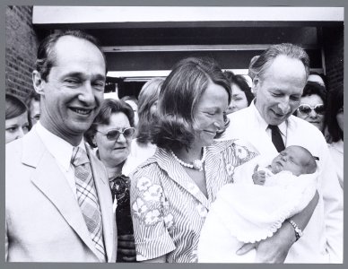 Prinses Irene met haar op 23 juni 1974 geboren dochter Maria Carolina verlaat h…, Bestanddeelnr 006-0011 photo