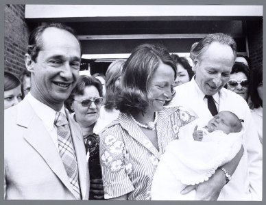 Prinses Irene met haar op 23 juni 1974 geboren dochter Maria Carolina verlaat h…, Bestanddeelnr 006-0011