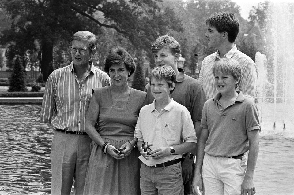 Prinses Margriet en gezin in tuin van Paleis het Loo, Bestanddeelnr 933-6963