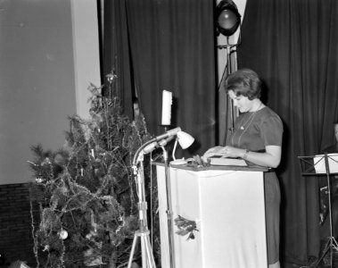 Prinses Irene in Westerburgkazerne van de Fuseliers Prinese Irene leest voor ui, Bestanddeelnr 913-3192