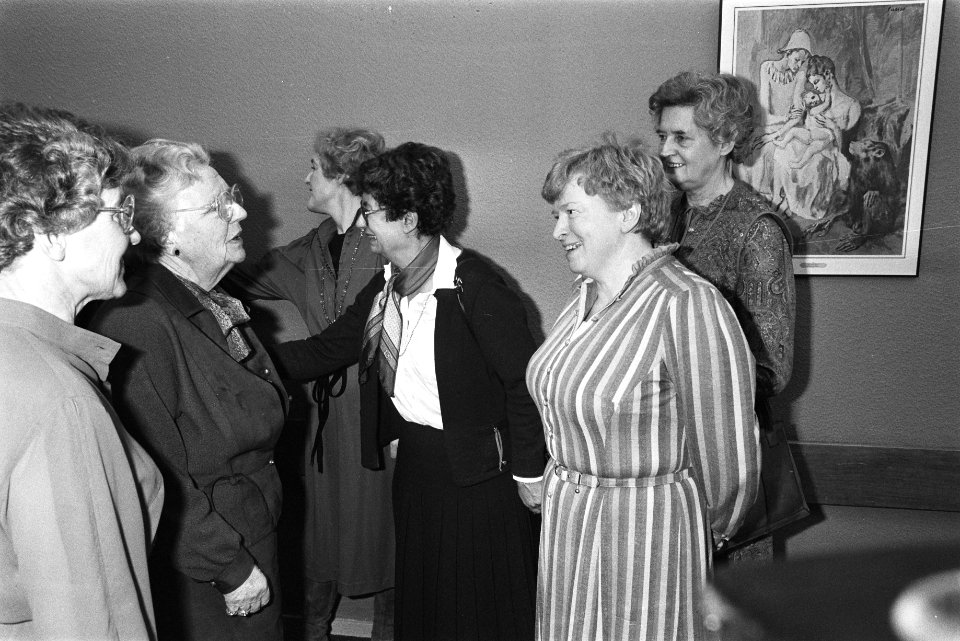 Prinses Juliana begroet oud minister Klompe bij viering 90-jarig bestaan Nederla, Bestanddeelnr 932-8538