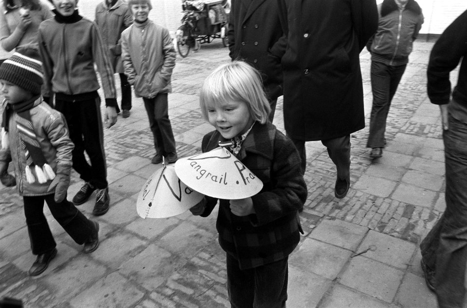 Prins Willem-Alexander met twee hoedjes in de hand, Bestanddeelnr 926-8331