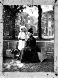 Prinses Juliana met haar grootmoeder koningin-moeder Emma in de achtertuin van P, Bestanddeelnr 934-8299