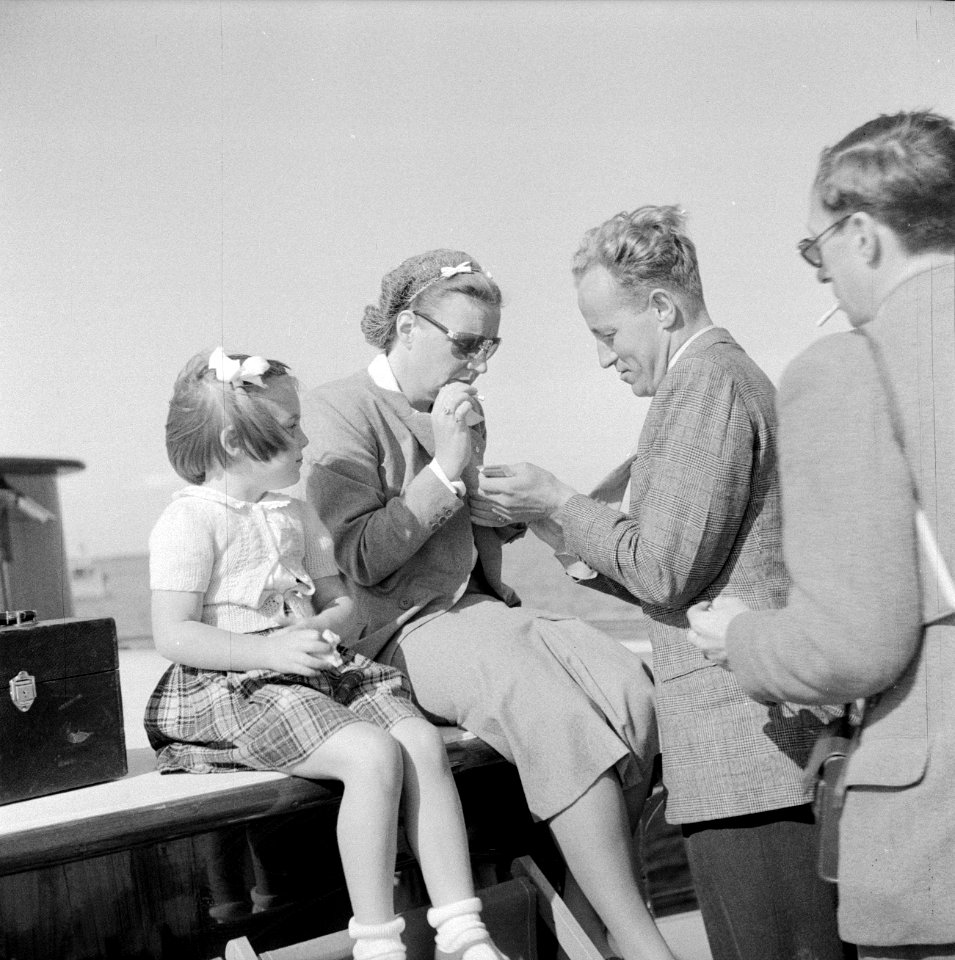 Prinses Juliana aan dek krijgt een vuurtje van een onbekende heer prinses Margr, Bestanddeelnr 255-7633
