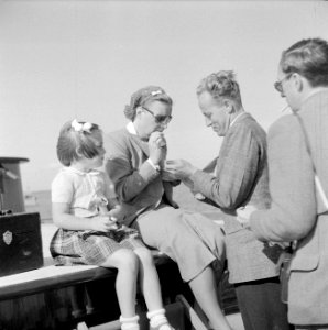 Prinses Juliana aan dek krijgt een vuurtje van een onbekende heer prinses Margr, Bestanddeelnr 255-7633