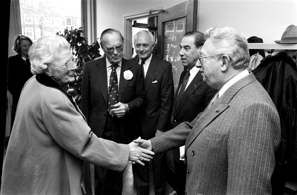 Prinses Juliana en Prins Bernhard begroeten professor Meijler, Bestanddeelnr 934-4431