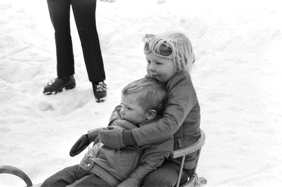 Prinses Beatrix , Prins Claus en kinderen op wintersportvakantie in Lech, Oosten, Bestanddeelnr 925-4328