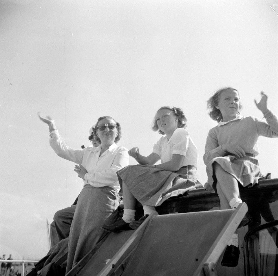 Prinses Juliana, prinses Beatrix en prinses Irene zwaaien naar voorbij varende s, Bestanddeelnr 255-7631