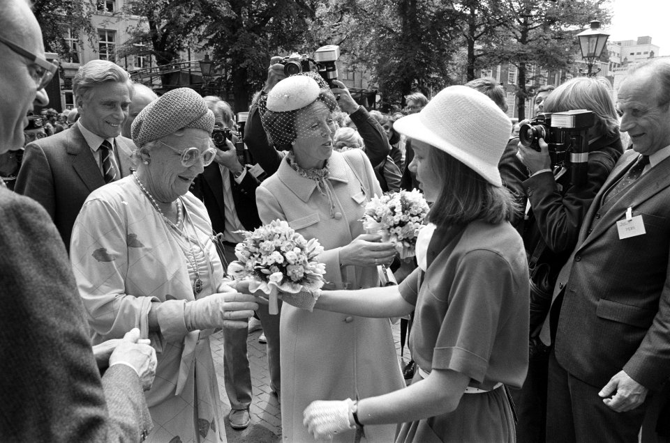 Prinses Juliana (l) en koningin Beatrix krijgen bloemen aangeboden, Bestanddeelnr 932-6208