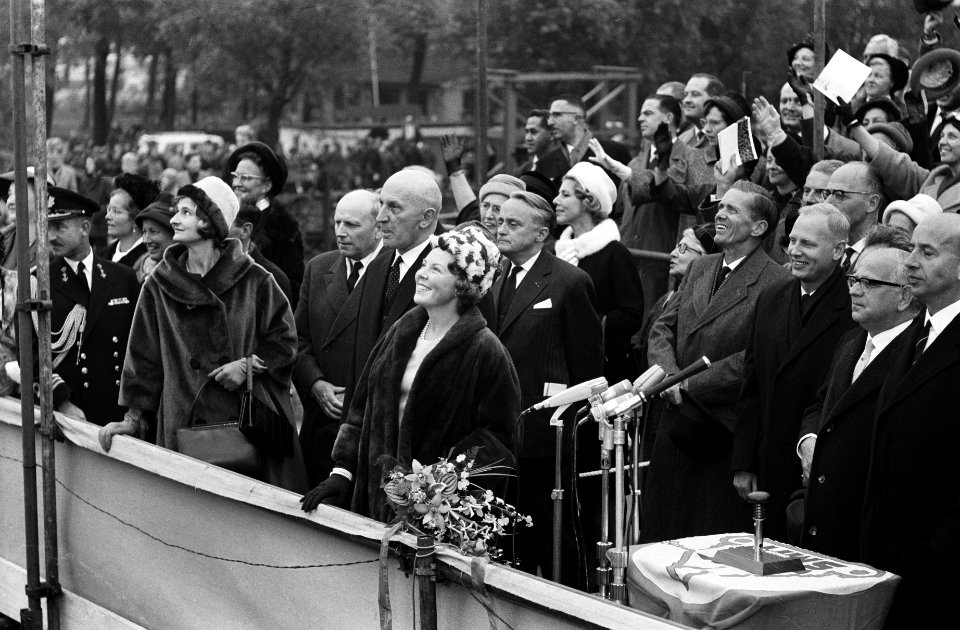 Prinses Beatrix , de motorsleepboot Zwarte Zee op Jenk Smits Scheepswerven te wa, Bestanddeelnr 914-4037