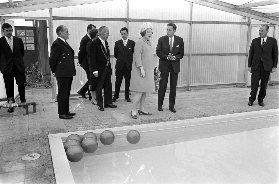 Prinses Beatrix in Drenthe opende vakantiecentrum prins Willem Alexander in Rode, Bestanddeelnr 921-3335