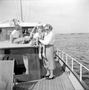 Prinses Juliana met de prinsessen Beatrix en Margriet aan dek, Bestanddeelnr 255-7610
