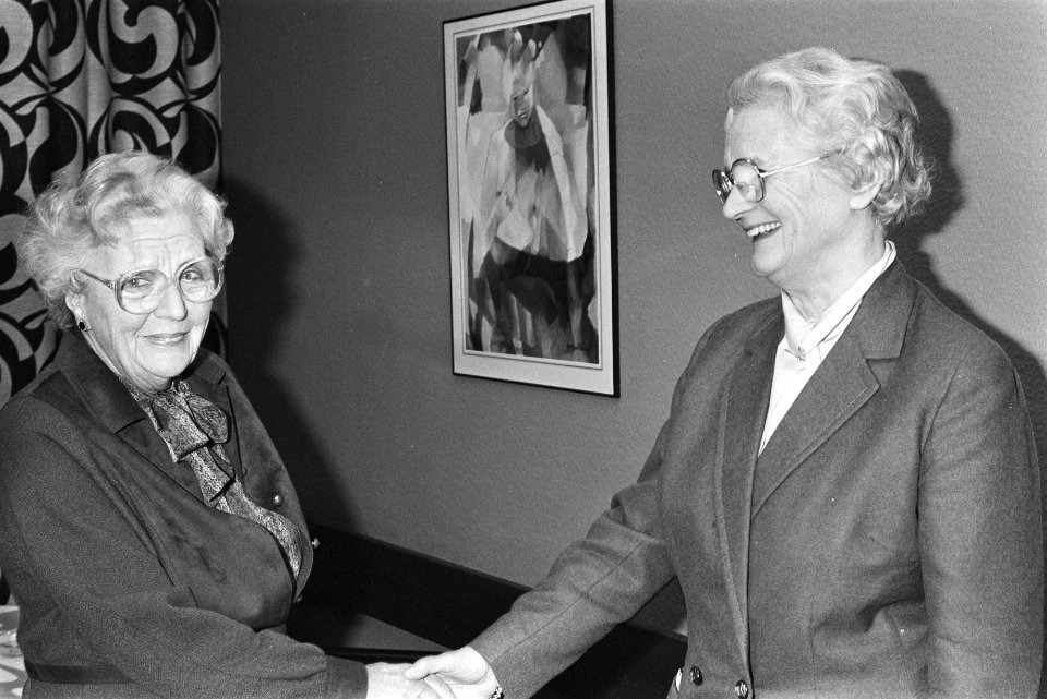 Prinses Juliana begroet oud minister Klompe bij viering 90-jarig bestaan Nederla, Bestanddeelnr 932-8536