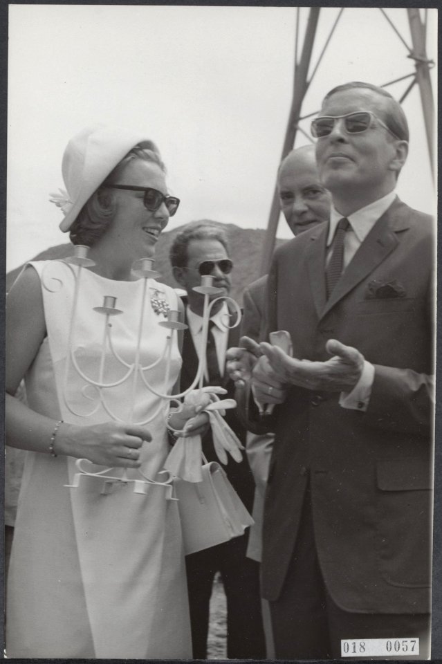 Prinselijk paar in Suriname. Prins Claus kijkt naar de vallende bauxiet uit de n, Bestanddeelnr 018-0057