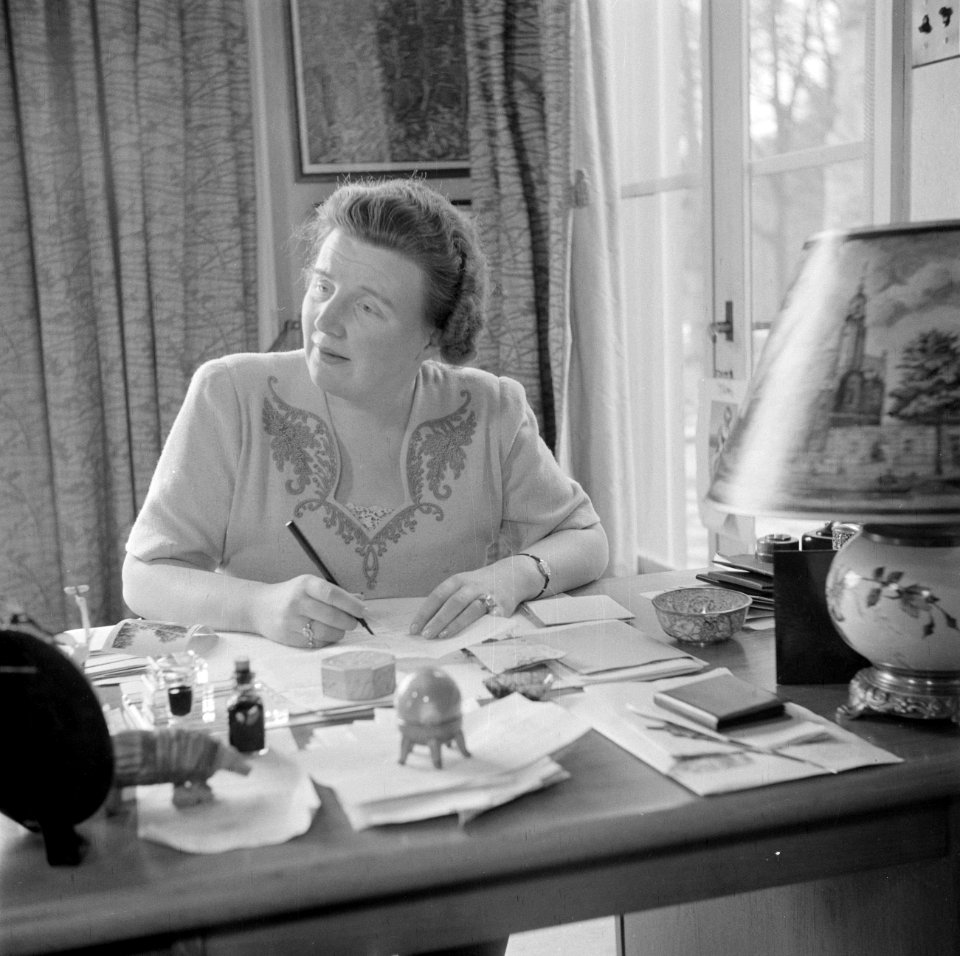 Prinses Juliana achter haar bureau, Bestanddeelnr 255-7743