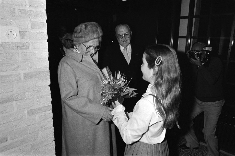 Prinses Juliana krijgt bloemen, Bestanddeelnr 931-7845