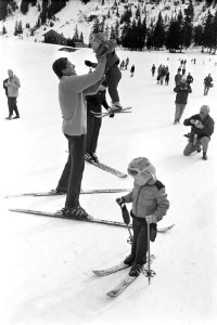 Prinses Beatrix , Prins Claus en kinderen op wintersportvakantie in Lech, Oosten, Bestanddeelnr 925-4306