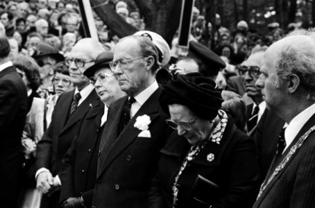 Prinses Juliana en prins Bernhard zijn in Den Haag aanwezig bij de onthulling va, Bestanddeelnr 930-8120