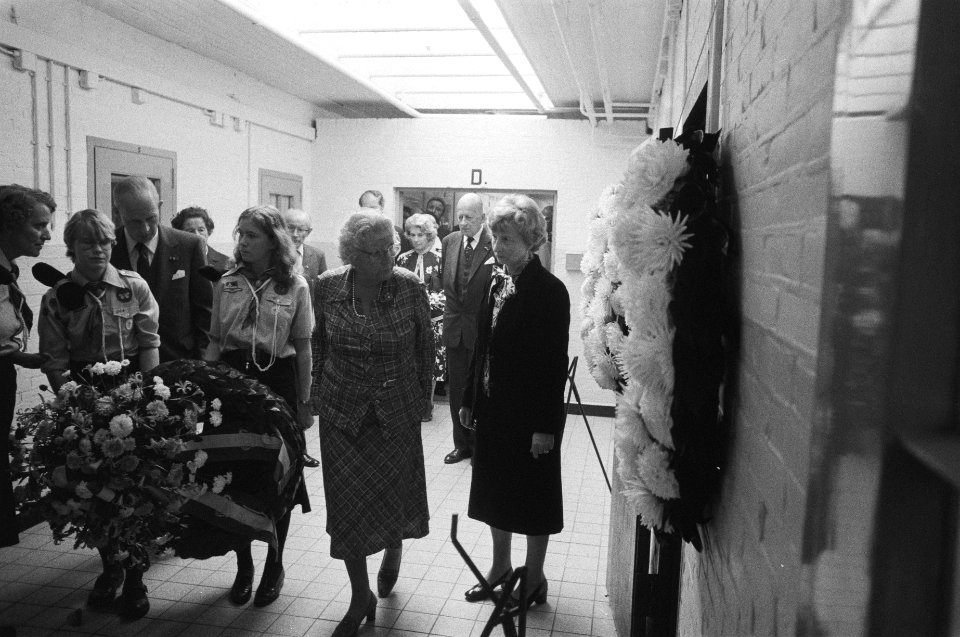 Prinses Juliana met krans in de gang, Bestanddeelnr 931-0317