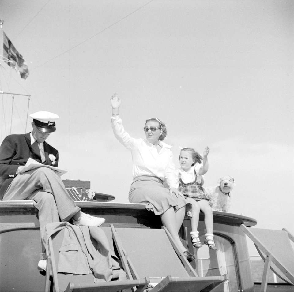 Prinses Juliana en prinses Margriet zwaaien naar voorbij varende schepen prins , Bestanddeelnr 255-7624
