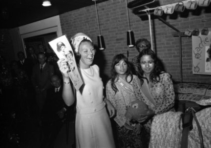 Prinses Beatrix koopt litho van leerlingen van tweede Nijmeegse huishoudschool t, Bestanddeelnr 924-9645