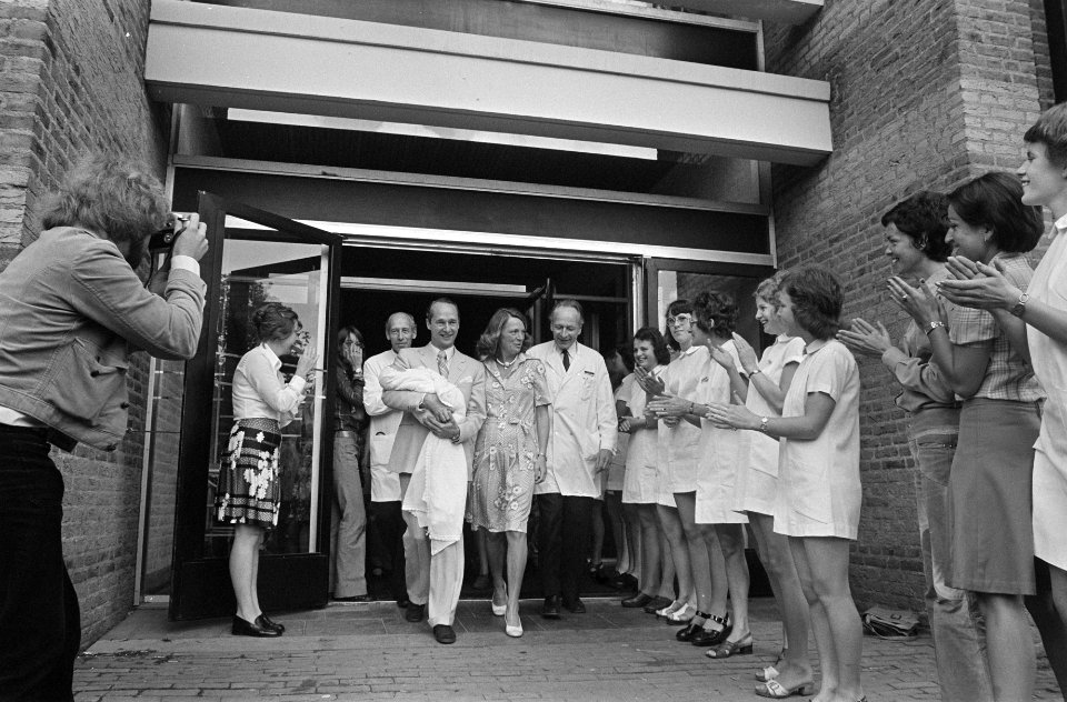 Prinses Irene met baby uit ziekenhuis in Nijmegen Prins Carel Hugo en Prinses I, Bestanddeelnr 927-2982