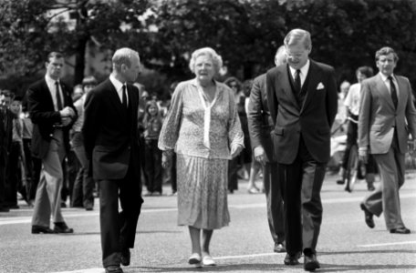 Prinses Juliana heeft een houten zitbank van de bevolking van Soest aangeboden g, Bestanddeelnr 931-5177