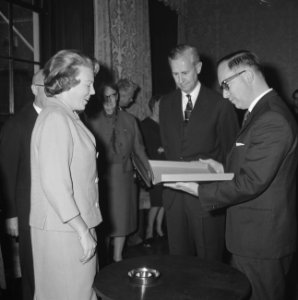 Prinses Beatrix kreeg boek over herdenking 1813-1963 In de Statenzaal te Den Ha, Bestanddeelnr 915-7086