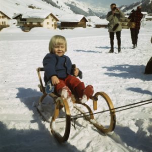 Prinses Beatrix , Prins Claus en kinderen voor wintersport in Lech, in de sneeuw, Bestanddeelnr 254-8675
