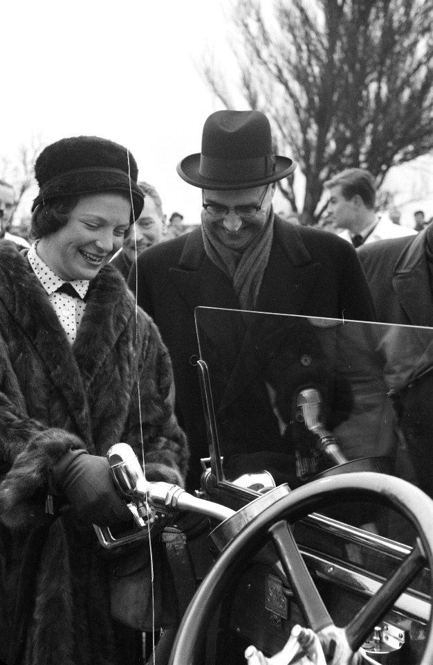 Prinses Irene stelt het bezinestation Kriterion in gebruik in Amsterdam Oost b, Bestanddeelnr 911-0366