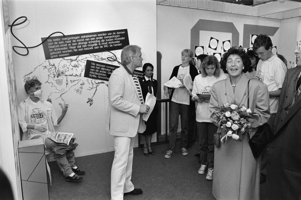 Prinses Margriet bij opening Gezond 2000 rechts staatssecretaris Dees (nr. 5a, Bestanddeelnr 934-2495