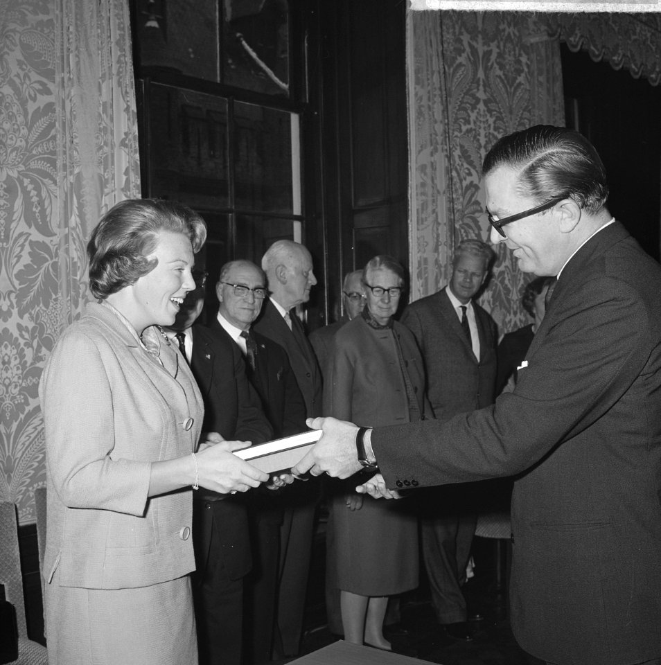 Prinses Beatrix kreeg boek over herdenking 1813-1963 In de Statenzaal rechts pr, Bestanddeelnr 915-7078