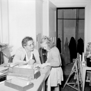 Prinses Irene krijgt uitleg van een onderwijzeres, Bestanddeelnr 255-7410