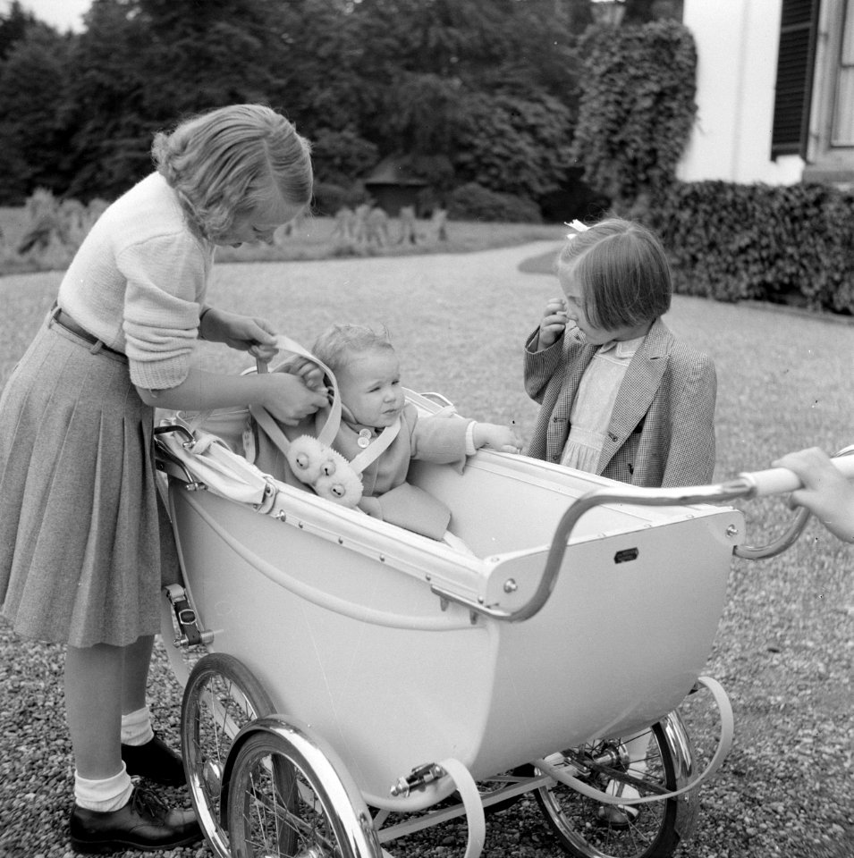 Prinses Beatrix en prinses Margriet bij de kinderwagen met daarin prinses Christ, Bestanddeelnr 255-7540