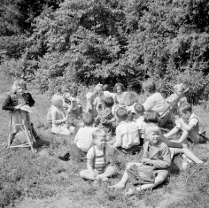 Prinses Irene met enkele andere leerlingen in de tuin, Bestanddeelnr 255-7380