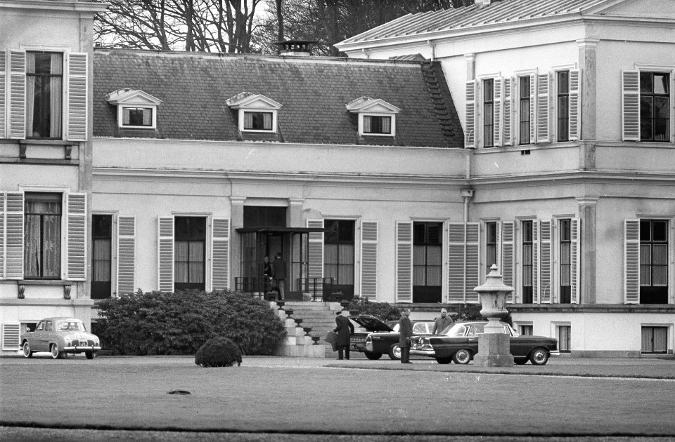 Prinses Beatrix en Prinses Margriet weer thuis, op Paleis Soestdijk begroet koni, Bestanddeelnr 916-0257