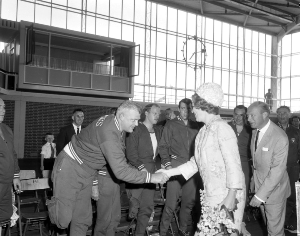 Prinses Beatrix aanwezig in Expohal te Hilversum, bij lustrum Invalide Sportclub, Bestanddeelnr 916-4912