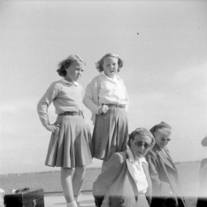Prinses Juliana, prinses Beatrix, prinses Irene en een onbekende dame aan dek, Bestanddeelnr 255-7656
