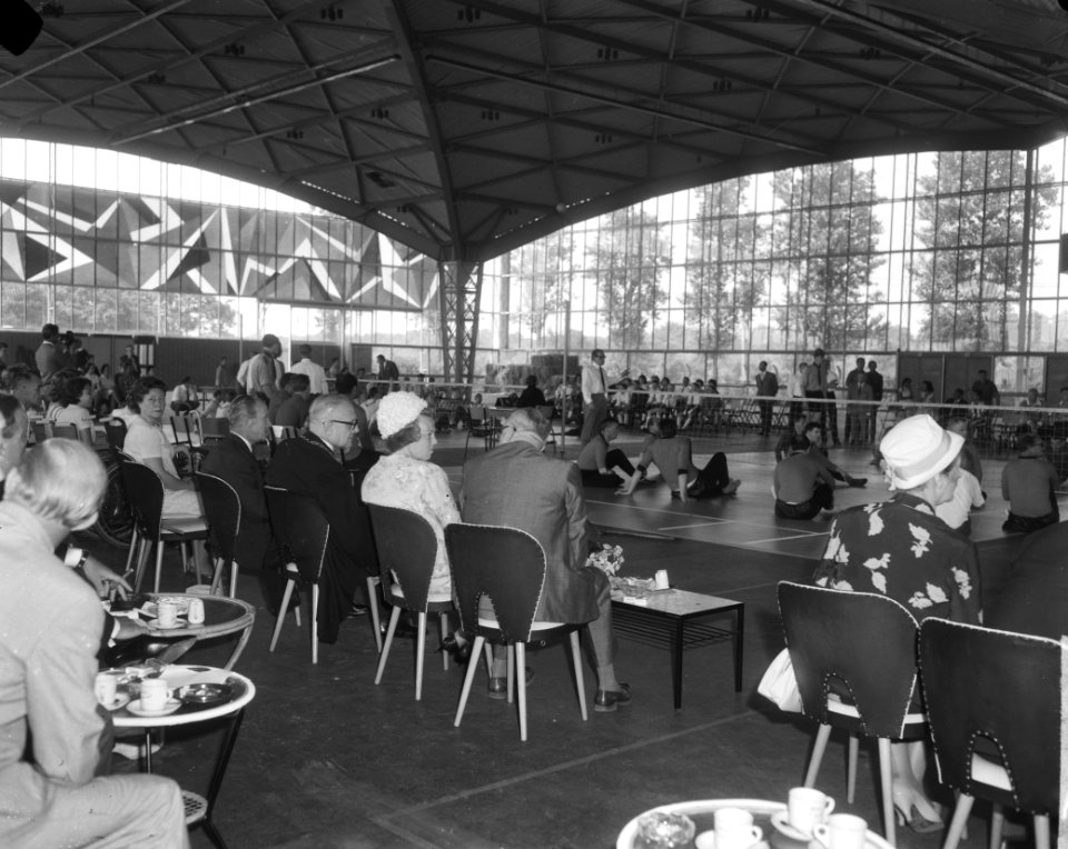 Prinses Beatrix aanwezig in Expohal te Hilversum, bij lustrum Invalide Sportclub, Bestanddeelnr 916-4911