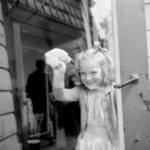 Prinses Irene poetst een raam, Bestanddeelnr 255-7404