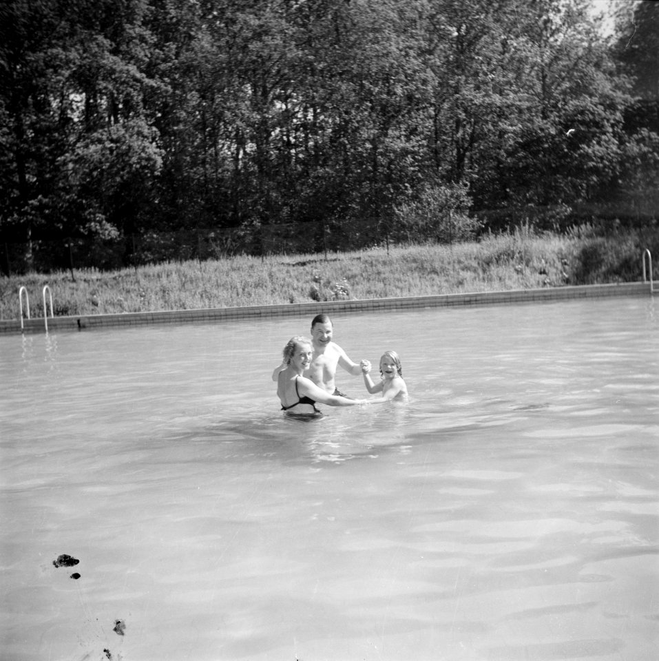 Prinses Irene met personeelsleden in het zwembad, Bestanddeelnr 255-7798