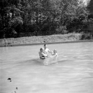 Prinses Irene met personeelsleden in het zwembad, Bestanddeelnr 255-7798