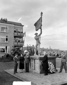 Prinses Irene onthult het monument voor de Prinses Irenebrigade in Tilburg, Bestanddeelnr 907-4075