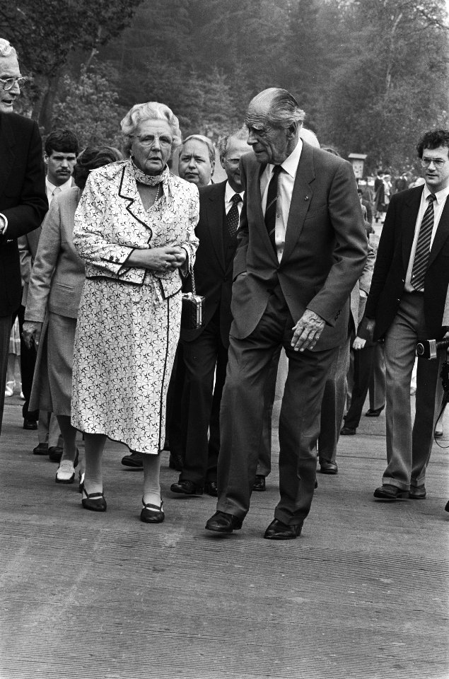Prinses Juliana met Anton Pieck in de Efteling, Bestanddeelnr 933-3323