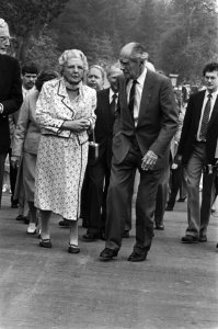 Prinses Juliana met Anton Pieck in de Efteling, Bestanddeelnr 933-3323