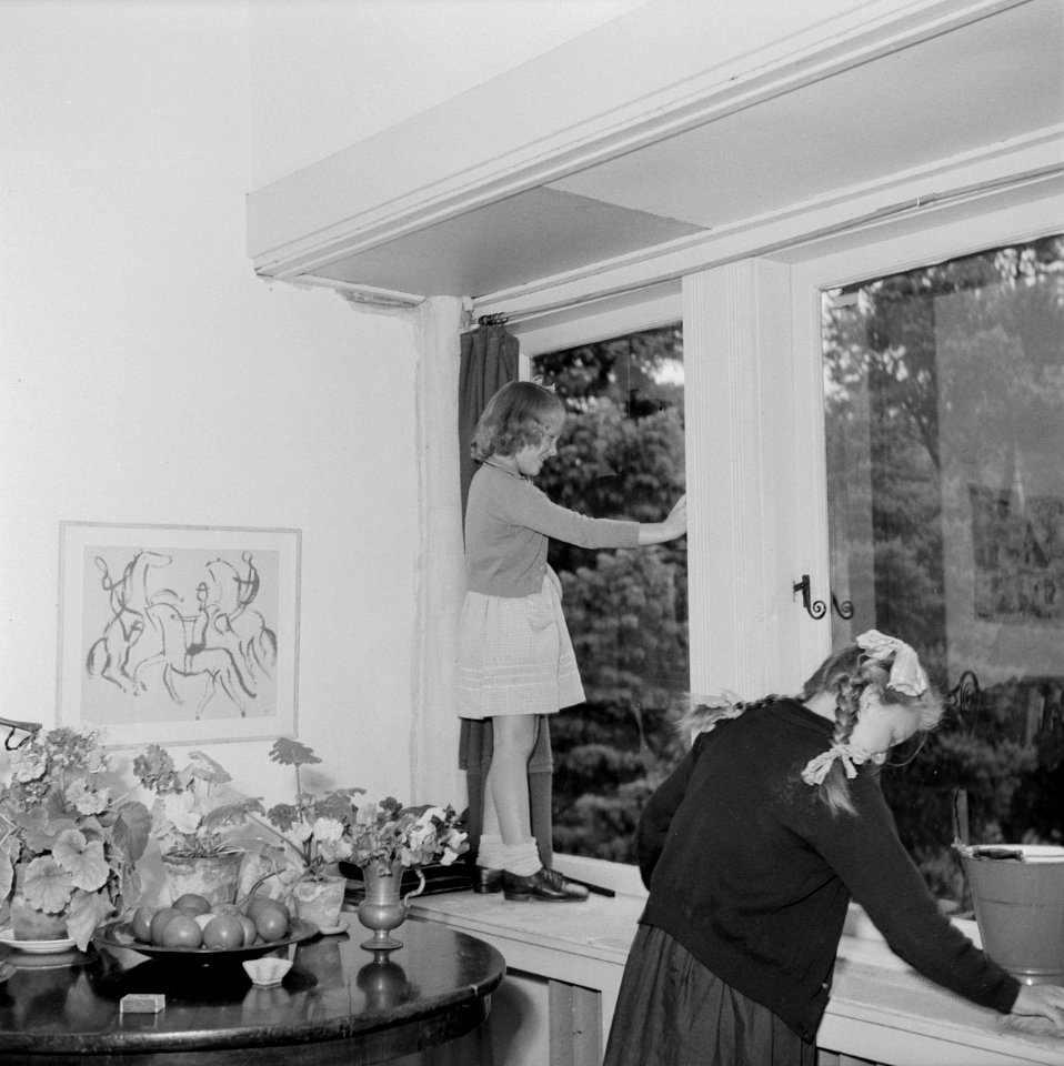 Prinses Irene poetst, staande op de vensterbank, een raam, Bestanddeelnr 255-7407
